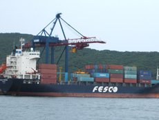 Контейнеровоз FESCO в порту Восточный
